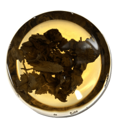 lösa teblad oolong grönt te i en kopp av glas